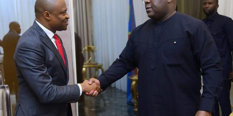 Poignée de main entre Félix Tshisekedi et Oliver Alawuba 