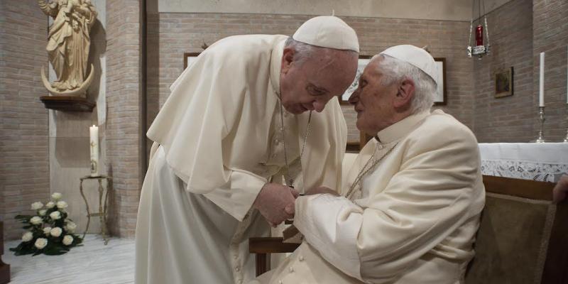 Papes Benoit XVI et Francois 