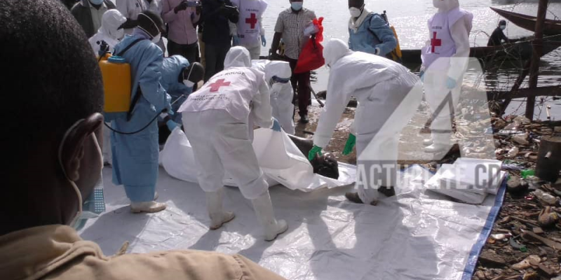 Les secouristes de la Croix-rouge prennent en charge les corps ramassés sur le lac Kivu