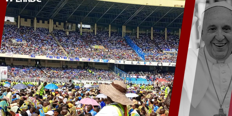 La foule au stade des Martyrs à l'invitation du Pape François