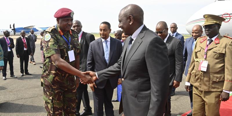 Le président William Ruto et le Général-major kenyan Jeff Nyangah, commandant de la force régionale de l'EAC Le Général-major kenyan Jeff Nyangah, commandant de la force régionale de l'EAC