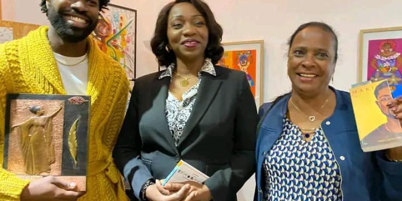 Émilie Flore Faignond aux côtés de Yvette Tabu et Elvis Ntambua (vainqueur du prix en 2022)