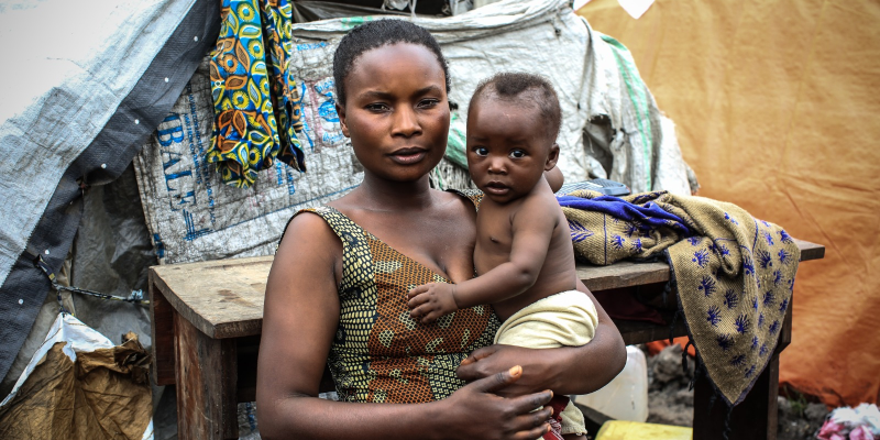 Florence Olive, 22 ans, mère de trois enfants et survivante du choléra, vit actuellement dans le camp de Nyiragongo au Nord-Kivu. Yves Ndjadi/Path-RDC