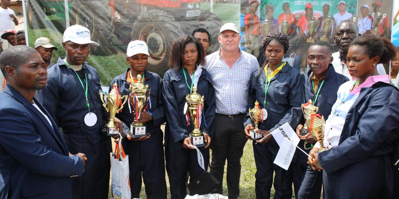 Le PDG de GBE Agri Cédric Thaunay en compagnie de gagnants de la société Busira Lomami Oriental (BLO)