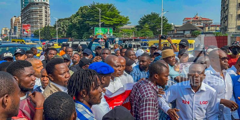 Matata Ponyo lors d'un sit-in de l'opposition interdit à Kinshasa