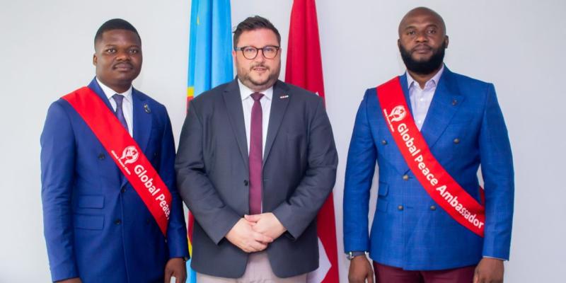 L'ambassadeur suisse, les Congolais Passy Mukoma et Jonathan Mulumba