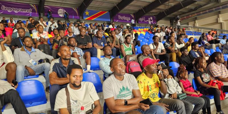 Le public au Gymnase de basketball au stadium des Martyrs