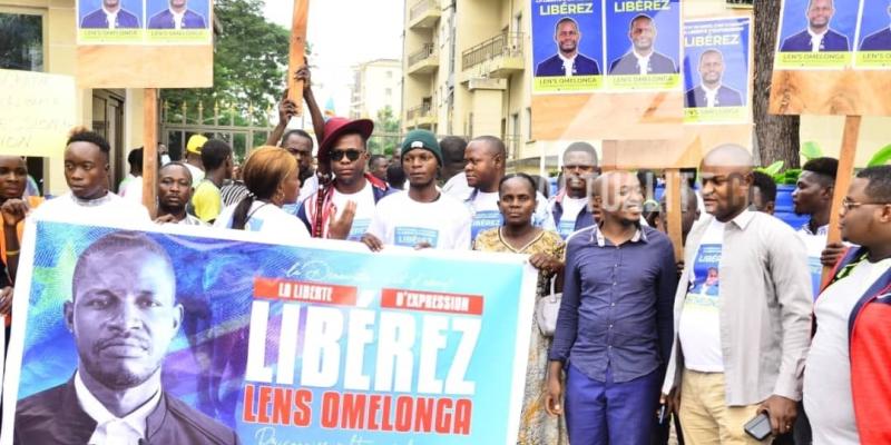 Les proches de Lens Omelonga réclamant sa libération 