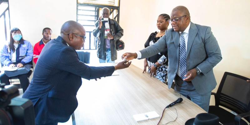 Le maire de Kolwezi remet officiellement les clés au chef du quartier Kapata