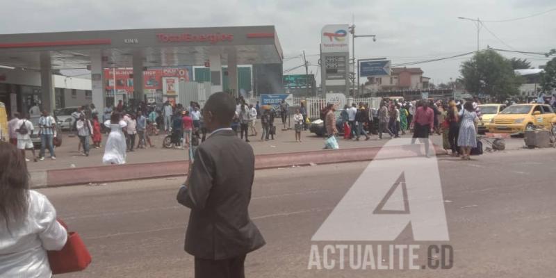 Des Kinois en attente d'un transport. Photo actualite.cd