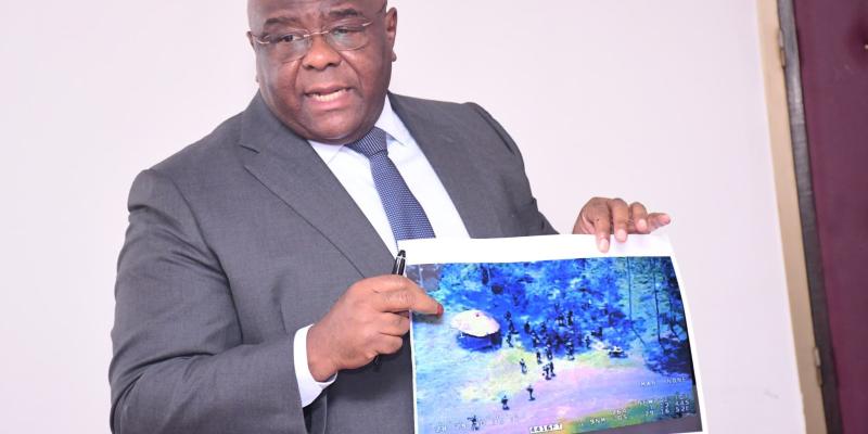 Jean-Pierre Bemba présentant les preuves de l'incursion rwandaise