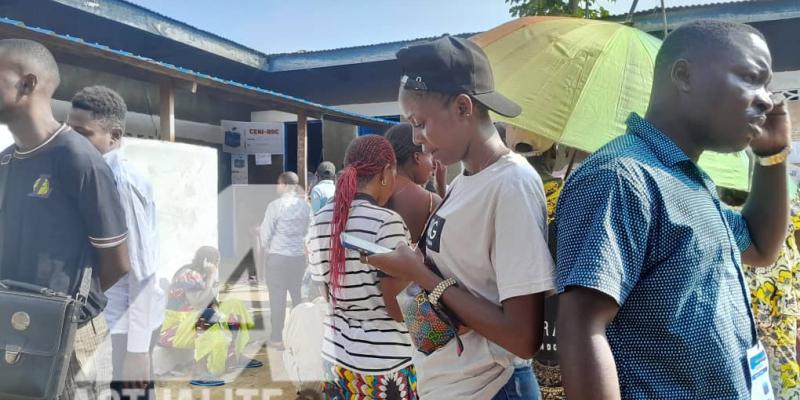 Des électeurs au centre Salisa Bana dans la commune de Kisenso