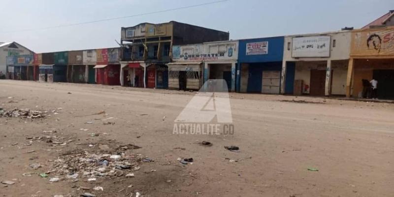 Une avenue déserte dans la cité de Kasindi 