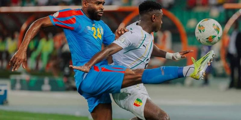 Gédéon Kalulu en duel lors du match RDC vs Guinée (CAN2023)
