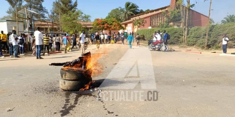 Pneus brulés par des chrétiens catholiques en colère