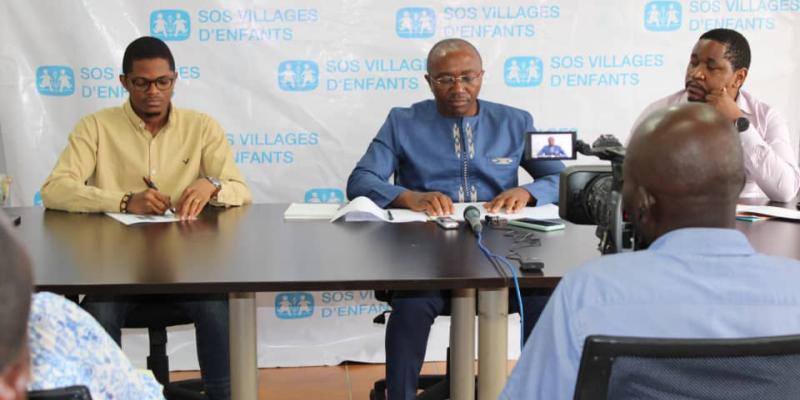 Les membres de l'équipe de gestion SOS Villages d'Enfants en RDC en conférence de presse à Kinshasa