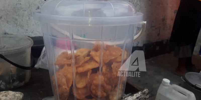 Des chips de manioc en vente 
