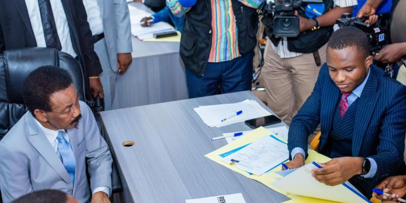 Christophe Mboso déposant sa candidature à l'Assemblée nationale 