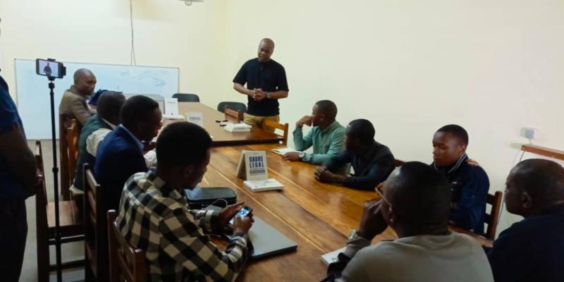 Patient Ligodi avec les journalistes et chercheurs en sciences de l'information et de la communication à Lubumbashi