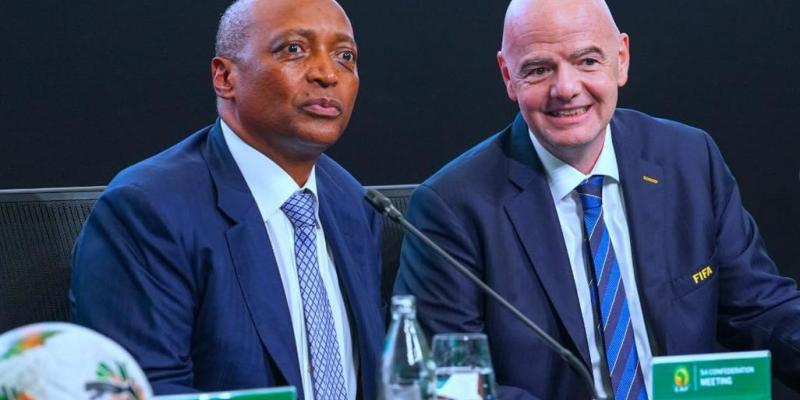 Patrice Motsepe, président de la CAF (à gauche) et Gianni Infatino, président de la FIFA