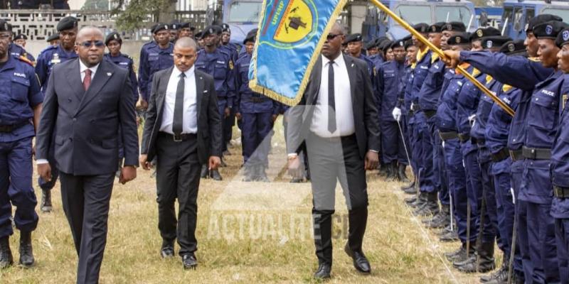 Jacquemain Shabani passe les unités de la police en revue