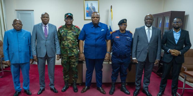 Le gouverneur de la ville de Kinshasa en compagnie notamment du commissaire de la PNC/Kinshasa après une réunion du conseil de sécurité