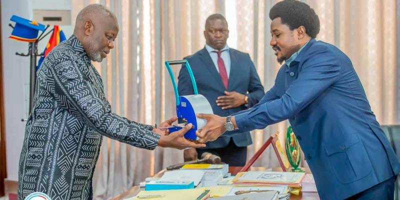 Constant Mutamba remettant le sceau officiel à Vital Kamerhe