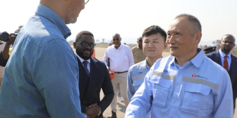 CEO Wang Hanyuan accueille le ministre des Mines Kizito Pakabomba à l’aéroport de TFM à Fungurume