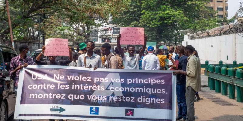 Manifestation des mouvements citoyens devant l'ambassade des USA