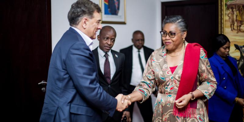 La Première Ministre Judith Suminwa Tuluka et Paul Hinks, Directeur général de la société MYHYDRO,