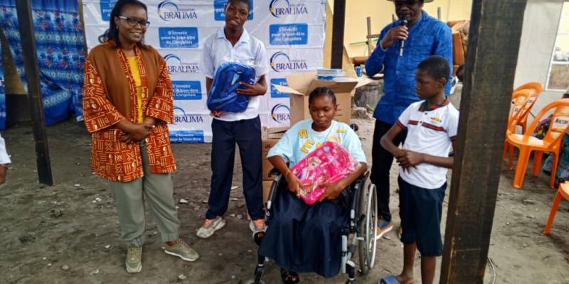 La Fondation Bralima offre des fornitures scolaires aux enfants des membres de l'Asbl Anga à Ngaba