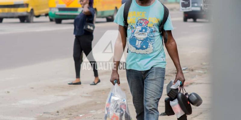 Un vendeur ambulant dans les rues de Kinshasa