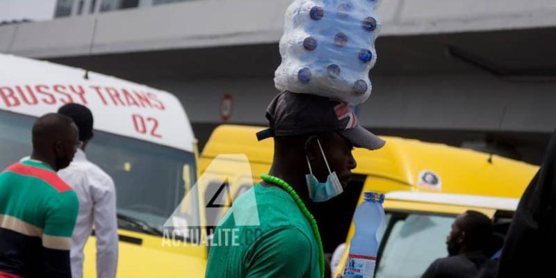 Un vendeur ambulant dans les rues de Kinshasa