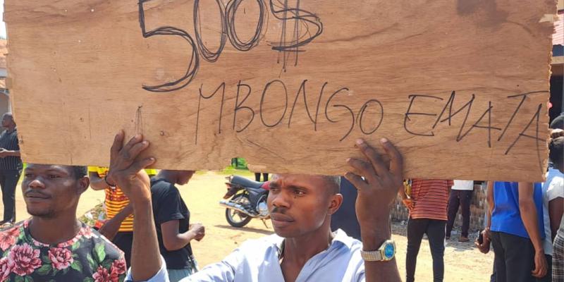 Des travailleurs des maisons de commerce tenues par les expatriés lors d'une manifestation à Mbandaka, lundi 14 octobre 2024