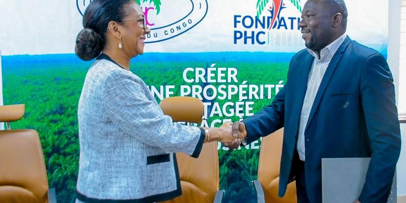 signature du protocole d'entente entre Monique Gieskes et Junior Tshiteya, respectivement DG de PHC et Directeur exécutif de Save Tomorrow