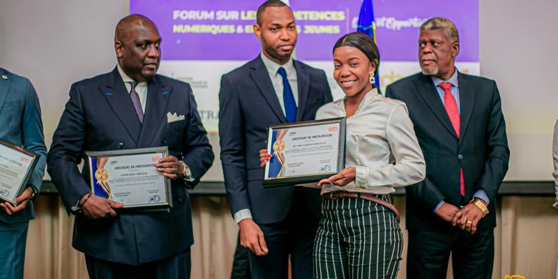 Délivrance des certificats aux jeunes après une formation dispensée par le FSPEEJ en partenariat avec Africa Digital Academy