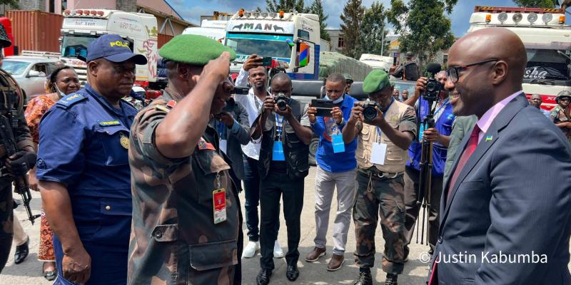 Les honneurs du général Peter Cirimwami au MAE rwandais Olivier Nduhungirehe