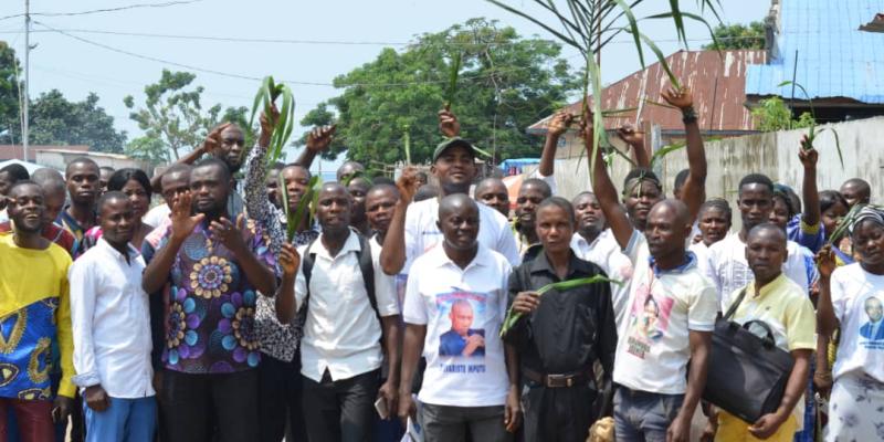 Enseignants manifestant sur le Boulevard Mobutu à Inongo