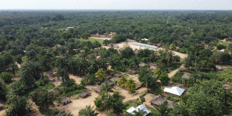 Vue aérienne du village Isongo, situé à plus de 60 kilomètres de la ville d'Inongo dans le Maï-Ndombe