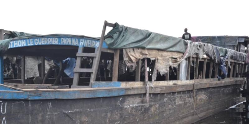 Une embarcation de fortune en bois sur le lac Mai-Ndombe