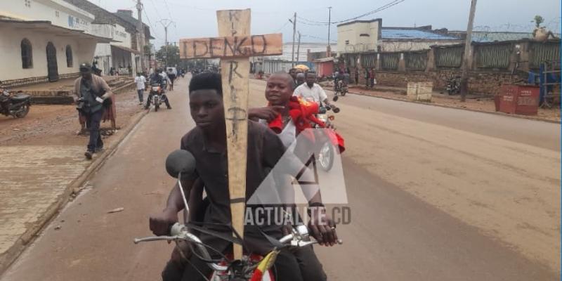 Des motocyclistes partisans de Idengo dans la rue de Beni