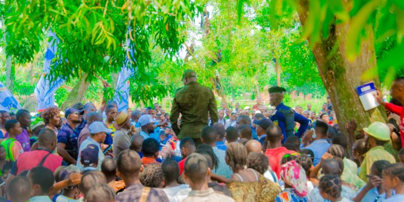Jean Tshisekedi devant la population de Matamba 