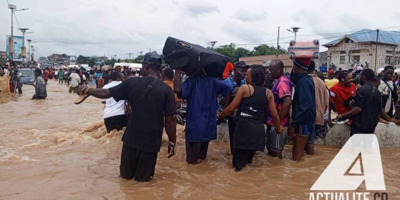 © ACTUALITE.CD - Dégâts matériels et humains après les pluies torrentielles à Kinshasa, avril 2025.