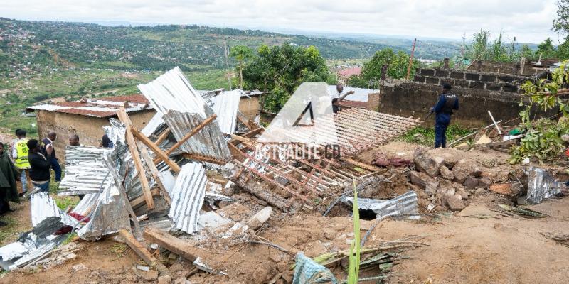 © ACTUALITE.CD - Dégâts matériels et humains après les pluies torrentielles à Kinshasa, avril 2025.