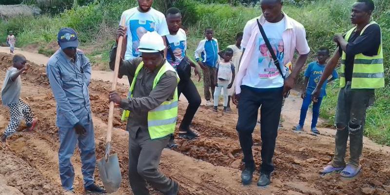 Jean Tshisekedi supervisant les travaux sur l'axe de Kananga-Muambambuyi