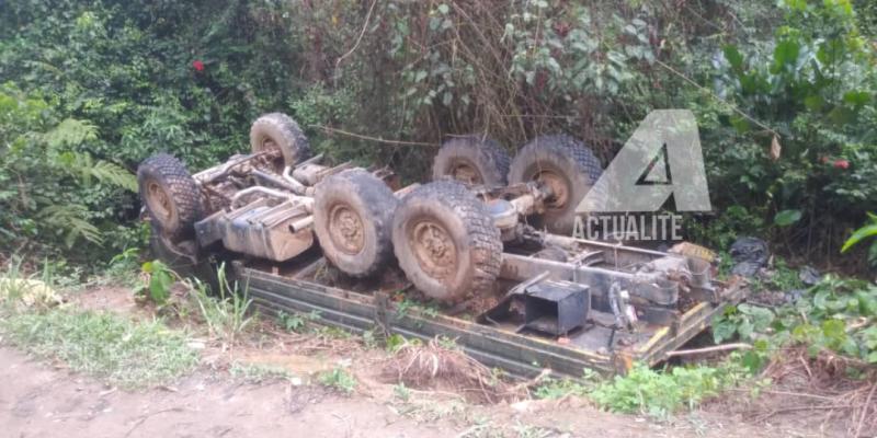 Véhicule du M23 renversé lors des affrontements entre les rebelles et les wazalendo sur le tronçon Kailenge-Kumbwa en groupement Luberike, dans le territoire de Walikale