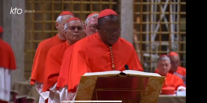 Fridolin cardinal Ambongo, en train de prêter serment lors du conclave qui a élu le pape Léon XIV. Mercredi 7 mai 2025/Capture d'écran