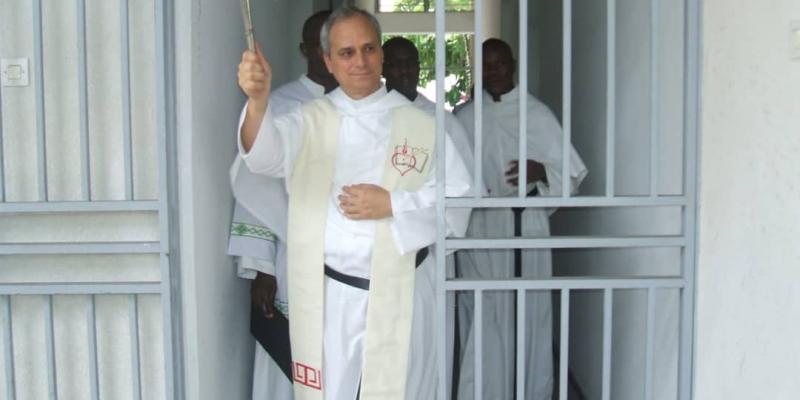 Robert Francis Prevost, actuel pape Léon XIV, en train de bénir le bâtiment du Theologat Université Saint Augustin de Kinshasa (USAKIN) en 2009