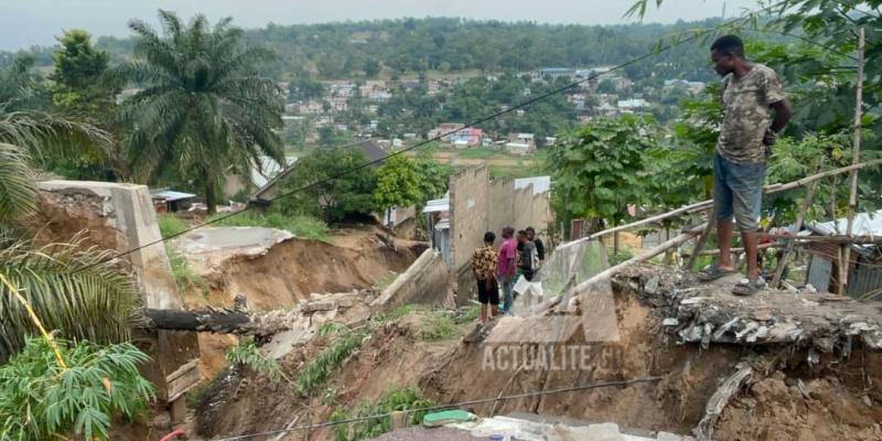 Quelques habitants en plein Kinshasa, constatant des dégâts après la pluie du 1er mai 2025