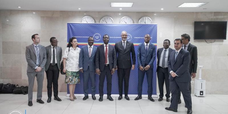 Le ministre des Mines Kizito Pakabomba, au milieu, avec la délégation du FMI